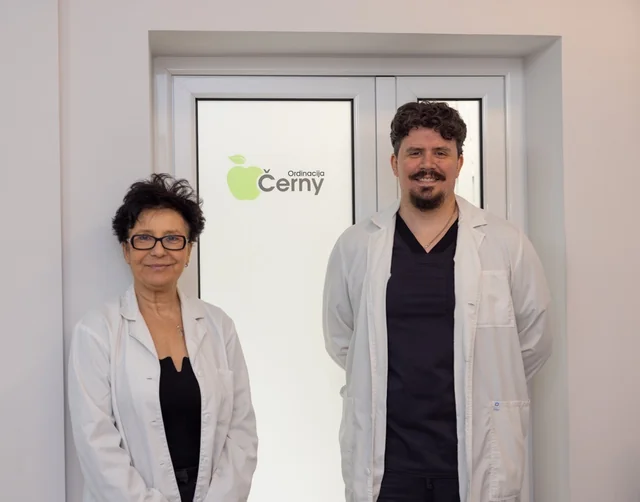Dr Aleksandra Černy i dr Miloš Černy ispred Ordinacije Černy